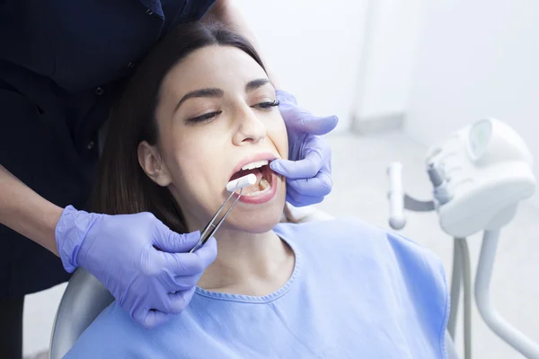 Paciente mujer que recibe tratamiento dental en el dentista — Foto de Stock