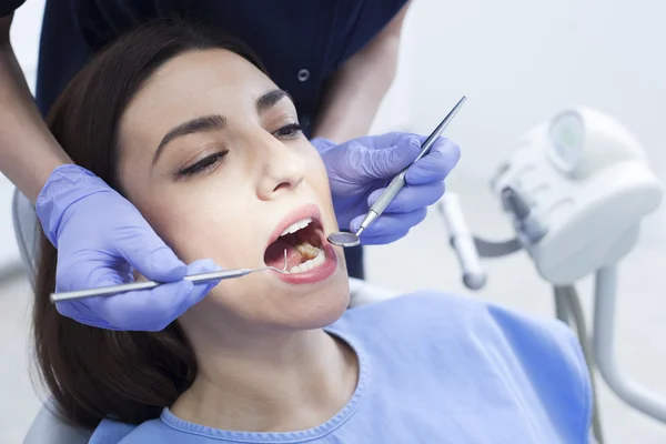 Paciente mulher em tratamento dentário — Fotografia de Stock