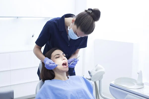 Diş tedavisi diş hekimi olan kadın hasta — Stok fotoğraf