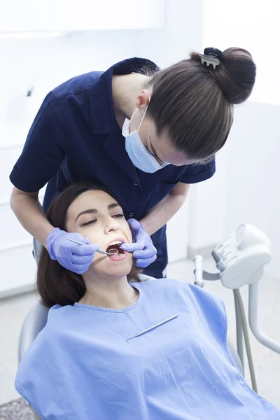 Nő beteg rendelkező fogászati kezelés — Stock Fotó
