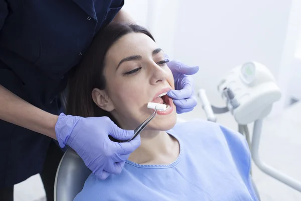 Paciente mulher em tratamento dentário — Fotografia de Stock