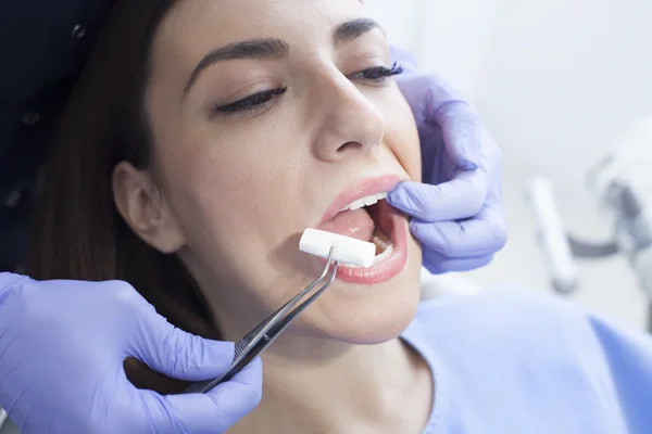 Paciente mujer que recibe tratamiento dental en el dentista —  Fotos de Stock