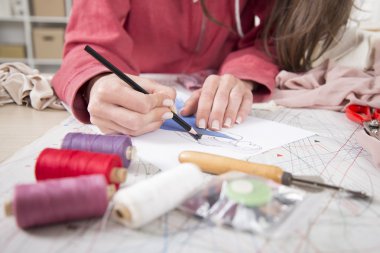 Moda Tasarımcısı moda Studio'da çizim