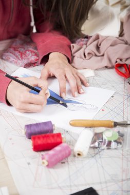 Moda Tasarımcısı moda Studio'da çizim