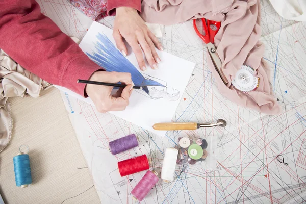 Dibujo de diseñador de moda en su estudio de moda — Foto de Stock