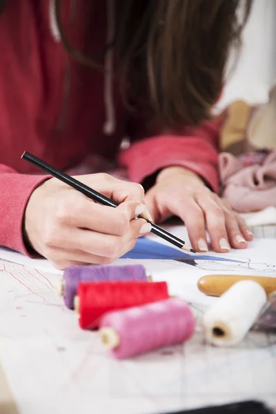 Diseño de moda dibujo en estudio de moda — Foto de Stock