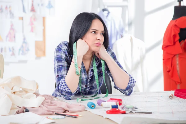 Joven Hermosa diseñadora de moda trabajando en estudio — Foto de Stock