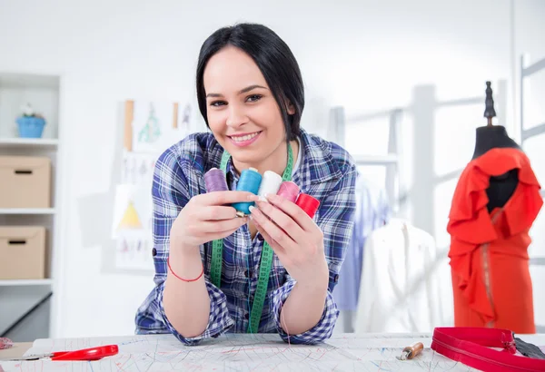 Jovem designer de moda bonita trabalhando em estúdio — Fotografia de Stock