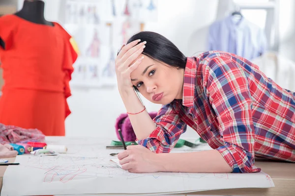 Joven Hermosa diseñadora de moda trabajando en estudio — Foto de Stock