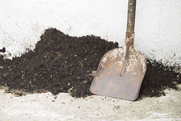 Trädgårds spade har fastnat i en hög med smuts — Stockfoto