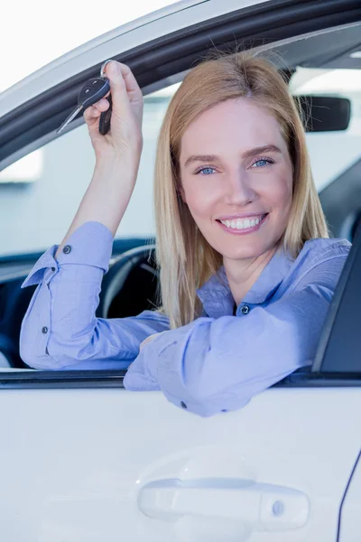 車の中で美しい若い女性 — ストック写真