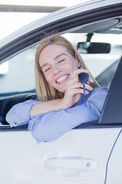 Femme en voiture tenant la clé — Photo