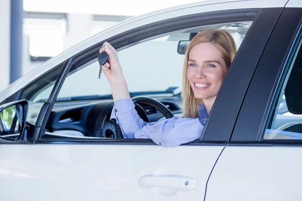 キーを押しながら車の中で女性 — ストック写真