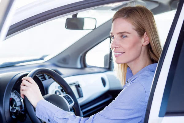 彼女の車で若い女性 — ストック写真