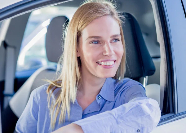 Fiatal nő a kocsiban — Stock Fotó