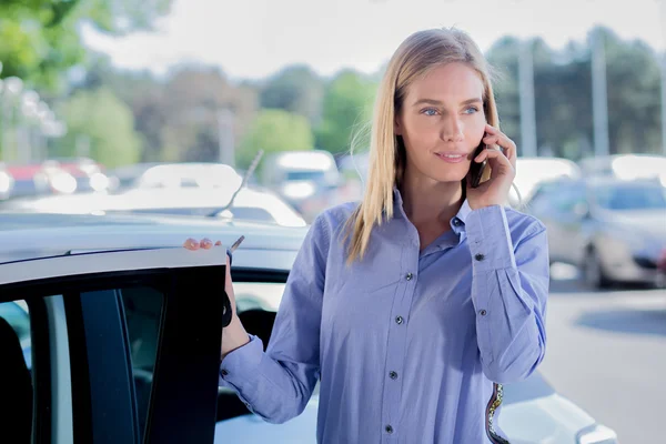 Femme près de voiture parler au téléphone — Photo