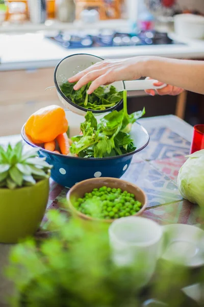 Femme cuisine dans la cuisine — Photo