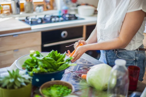 Mujer cocinando en kitche — Foto de Stock