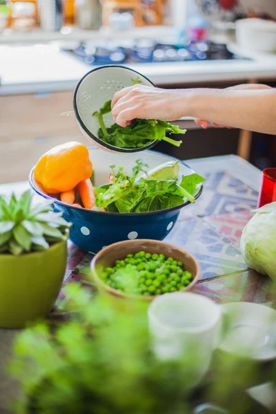 Vrouw koken in keuken — Stockfoto