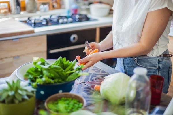 Mujer cocinando en kitche — Foto de Stock