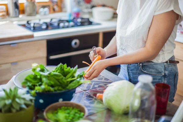 キッチンで料理をする女性 — ストック写真