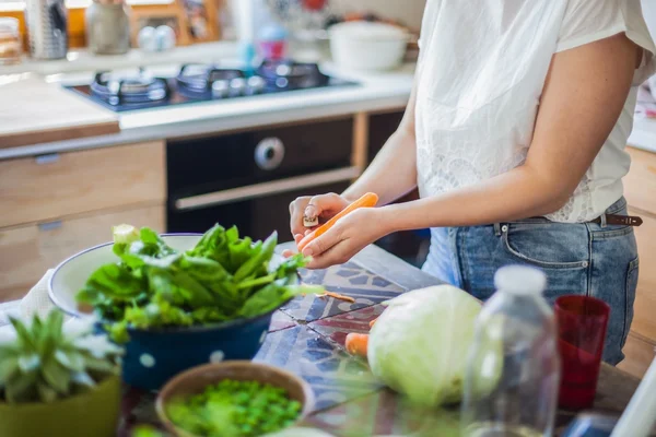 キッチンで料理をする女性 — ストック写真