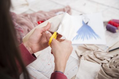 Makas kullanarak Taylor kesim kumaş