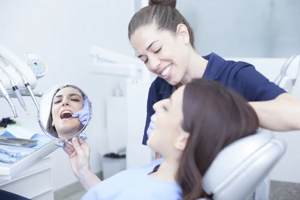 Mulher visitando seu dentista — Fotografia de Stock