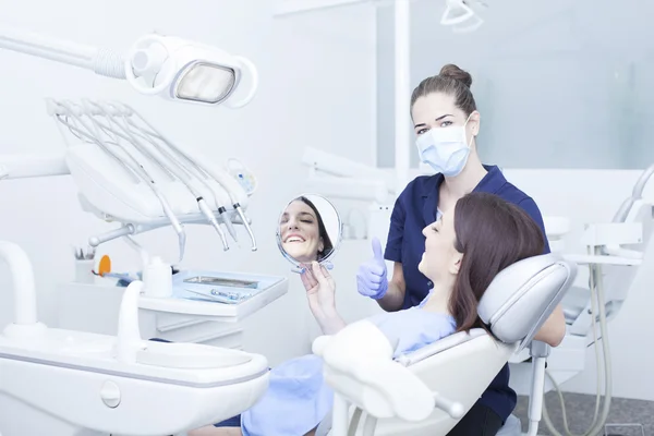 Vrouw haar tandarts te bezoeken — Stockfoto