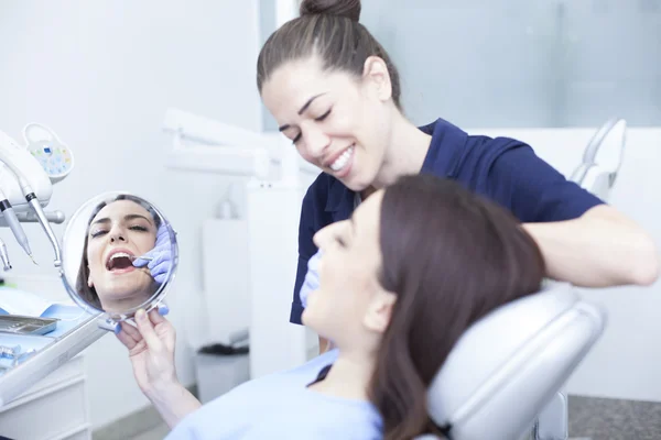 Mulher visitando seu dentista — Fotografia de Stock