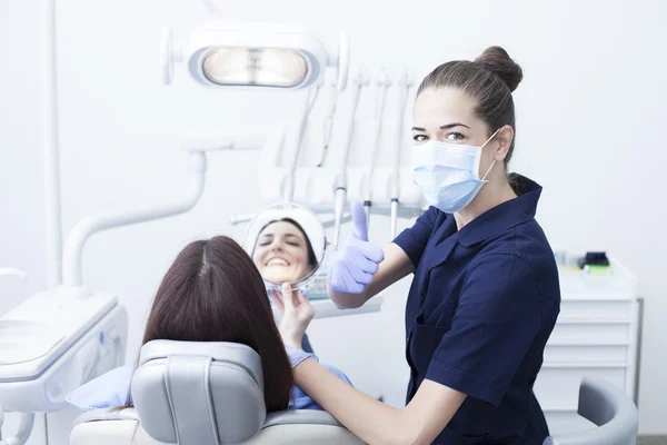 Γυναίκα επισκέπτεται τον οδοντίατρο — Φωτογραφία Αρχείου