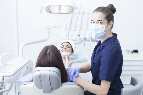 Mulher visitando seu dentista — Fotografia de Stock