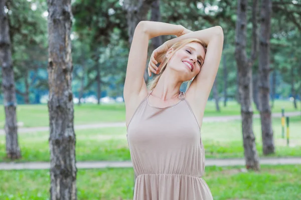 Young beautiful happy woman in park — Stock Photo, Image