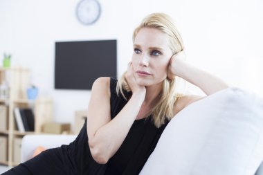 Yalnız hüzünlü kadın derin düşünceler. Bir düşünme kadın portresi