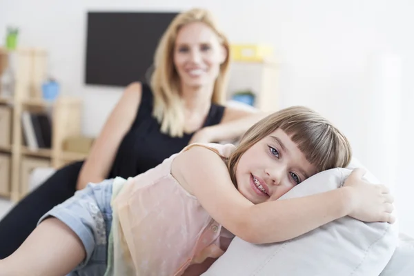 Mamma och dotter i vardagsrummet — Stockfoto