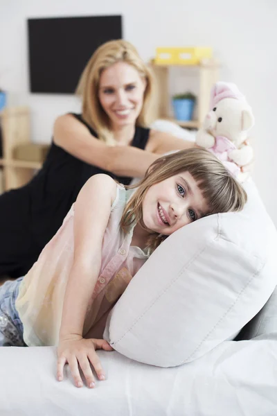 Mamma e figlia in soggiorno — Foto Stock