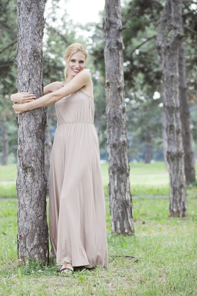 Giovane bella donna felice nel parco — Foto Stock