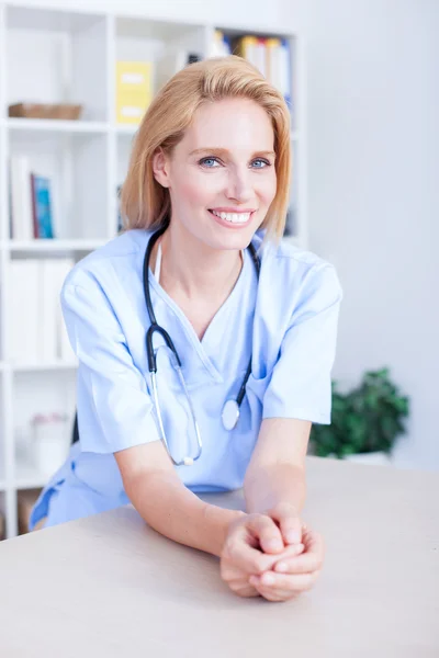 Doctor working at desk — Stock Photo, Image