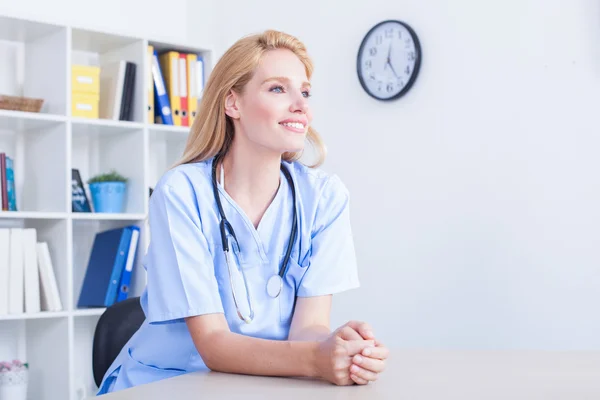 Jovem bela médica e praticante trabalhando na mesa — Fotografia de Stock