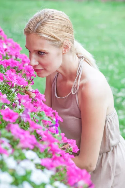 Bahçe çiçek kokulu kadın — Stok fotoğraf