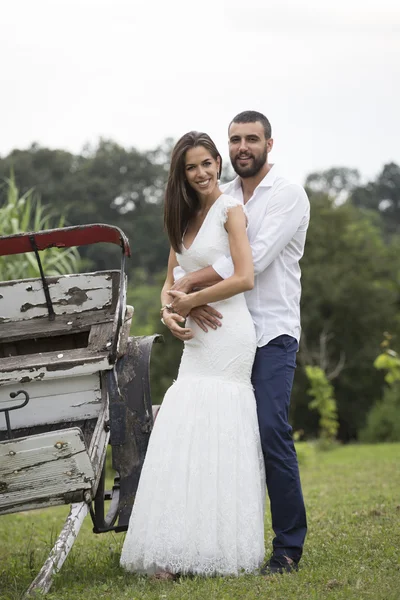 Braut und Bräutigam zur Hochzeit — Stockfoto