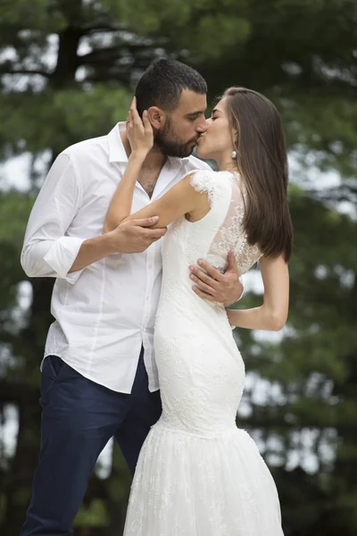 Glückliche Braut und Bräutigam küssen — Stockfoto