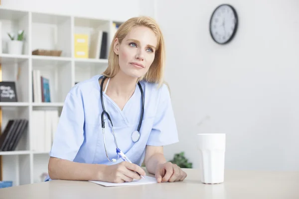 Женщина-врач на рабочем столе — стоковое фото
