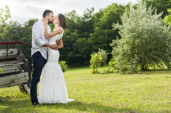 Nevěsta a ženich na svatbě — Stock fotografie