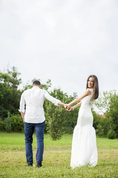 Nevěsta a ženich na svatbě — Stock fotografie