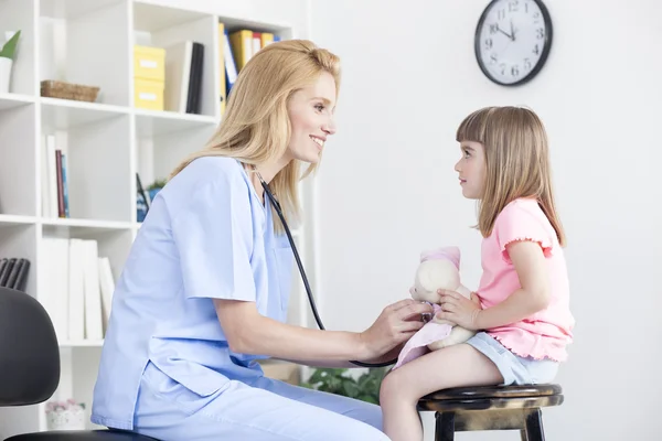 Schattig meisje bij spreekkamer — Stockfoto