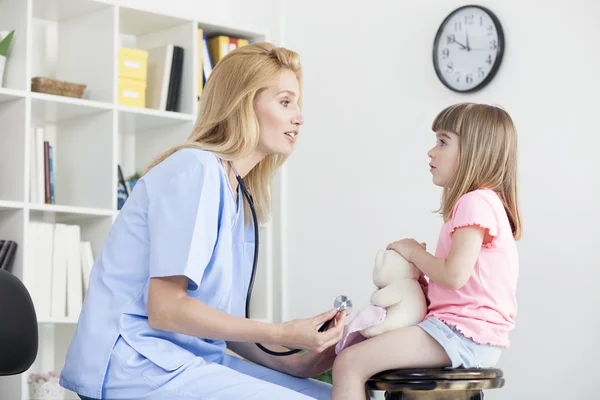 Schattig meisje bij spreekkamer — Stockfoto