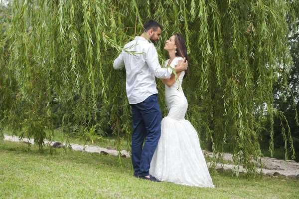 Noiva e noivo em seu casamento — Fotografia de Stock