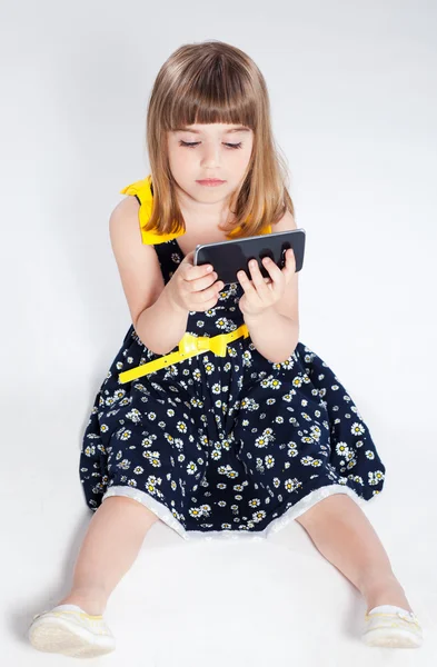 Девушка с помощью мобильного телефона изолированы — стоковое фото