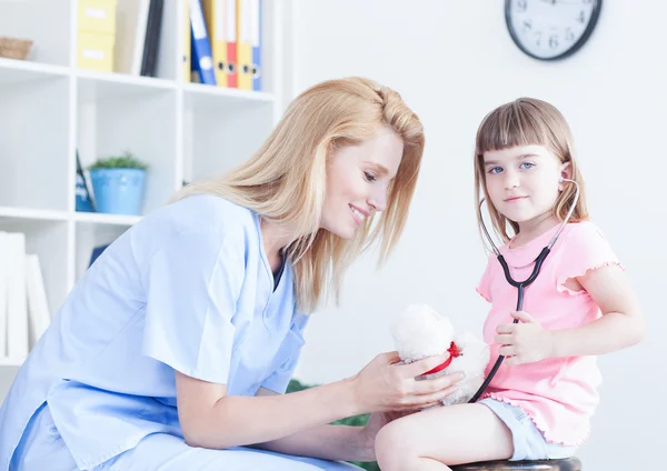 Schattig klein meisje bij spreekkamer — Stockfoto